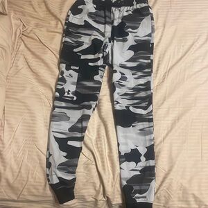 Boys Under Armor sweat pants size medium